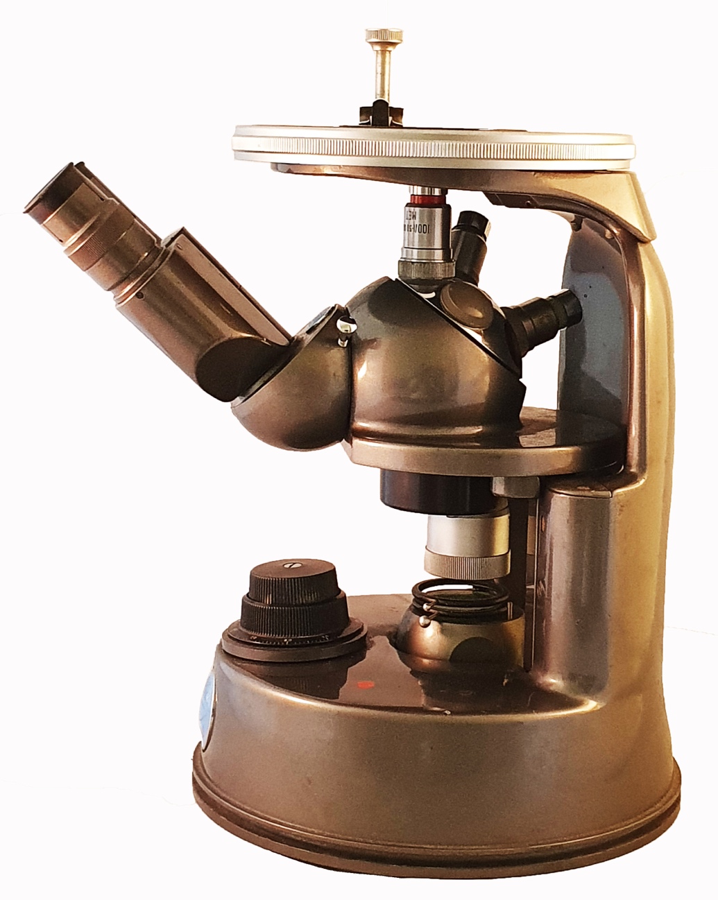 A close-up of a microscopeDescription automatically generated